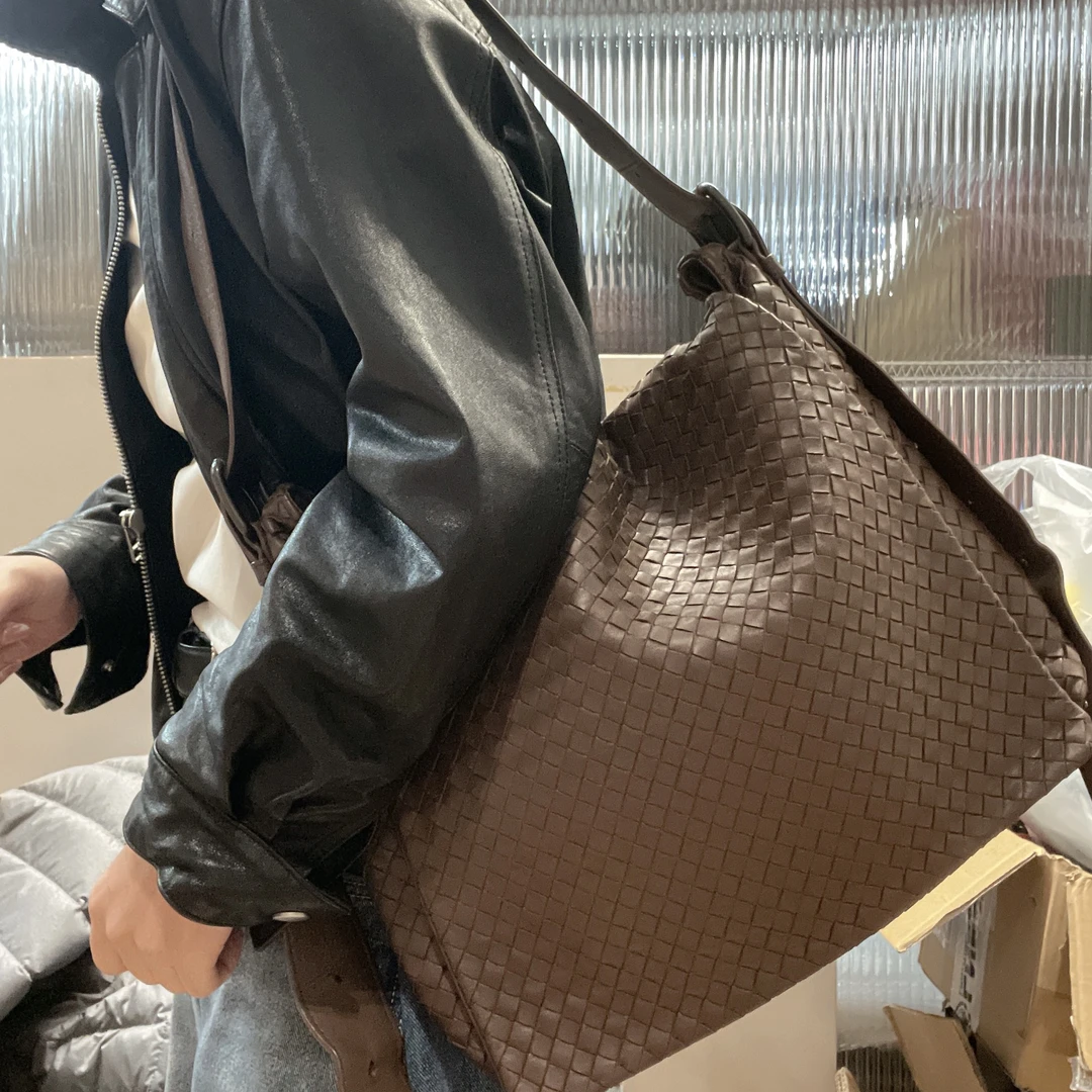 95新 BOTTEGA VENETA/葆蝶家 棕色翻盖单肩包