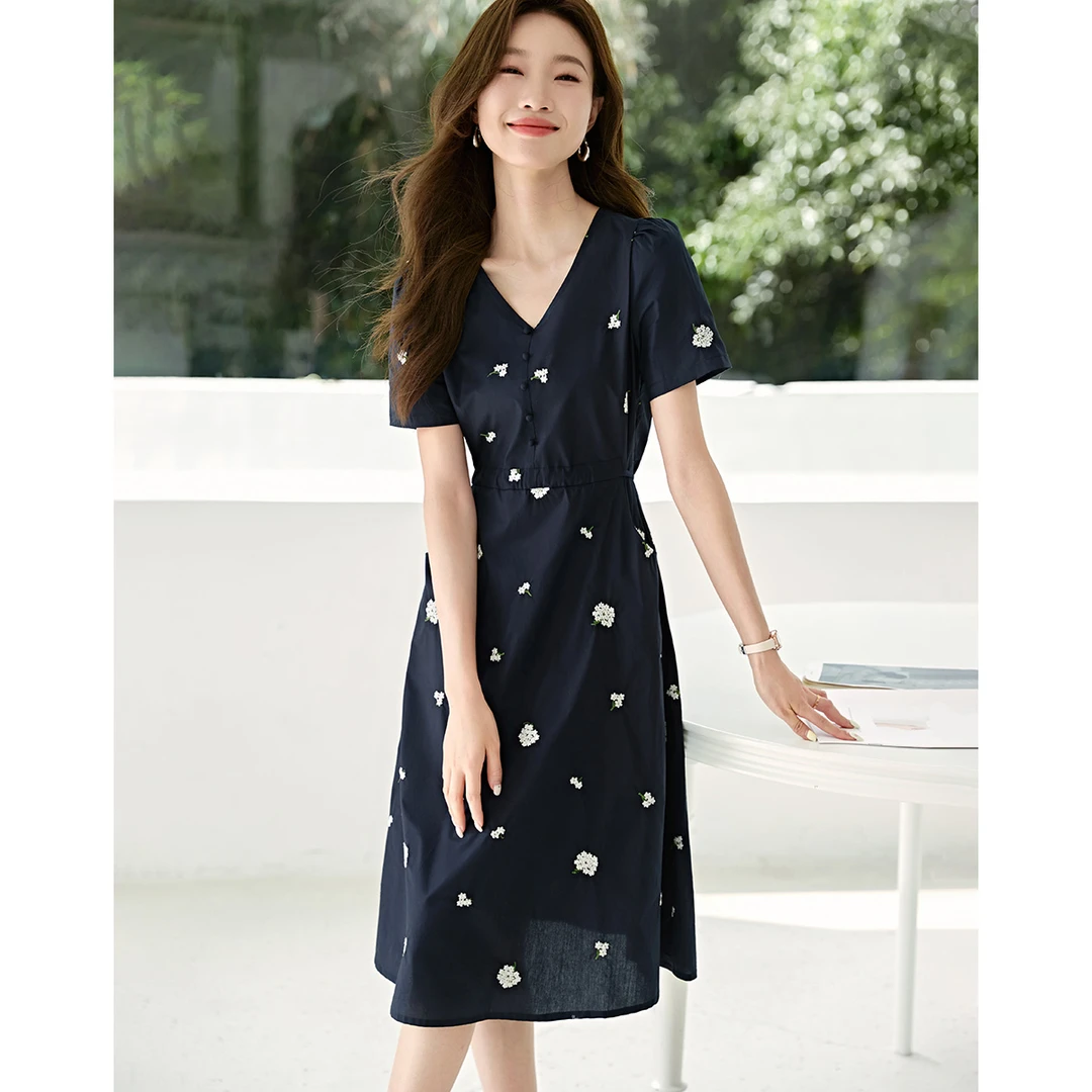 沫晗依美2025夏刺绣花卉高腰百搭V领腰带显瘦连衣裙女15032