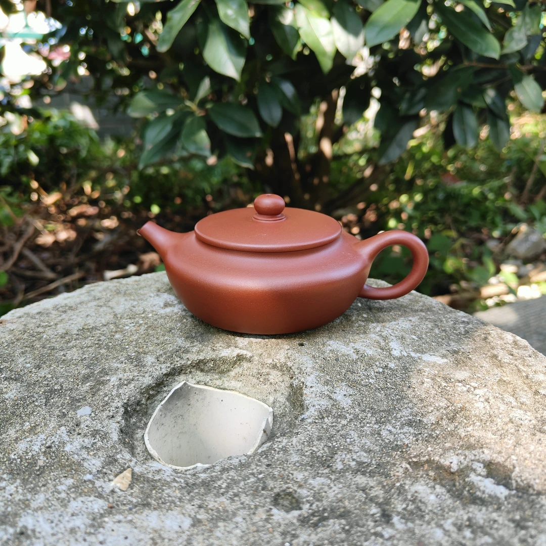 宜兴紫砂壶，平底扁晨，容量180左右清水泥精工半手工制作，自做