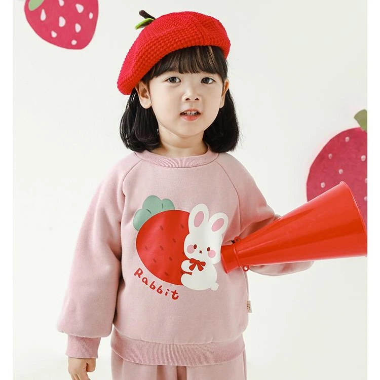 【YOEHYAUL幼悠】D2302女童草莓口袋数码印奶兔宝宝套头卫衣洋气