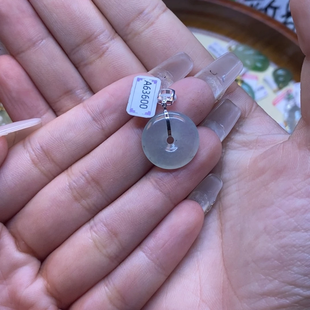 【闪购商品】翡翠吊坠(不含链)18K金镶嵌天然翡翠a货