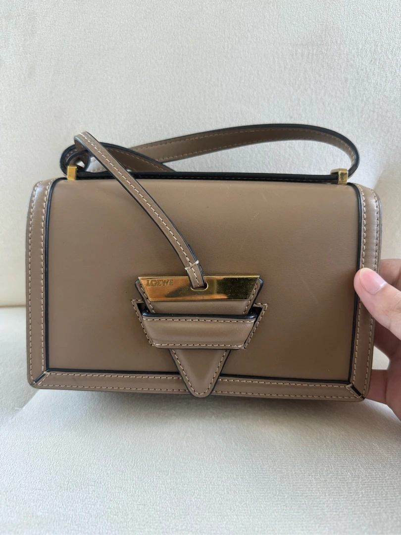 95新 LOEWE/罗意威 罗意威三角包卡其色/8773798