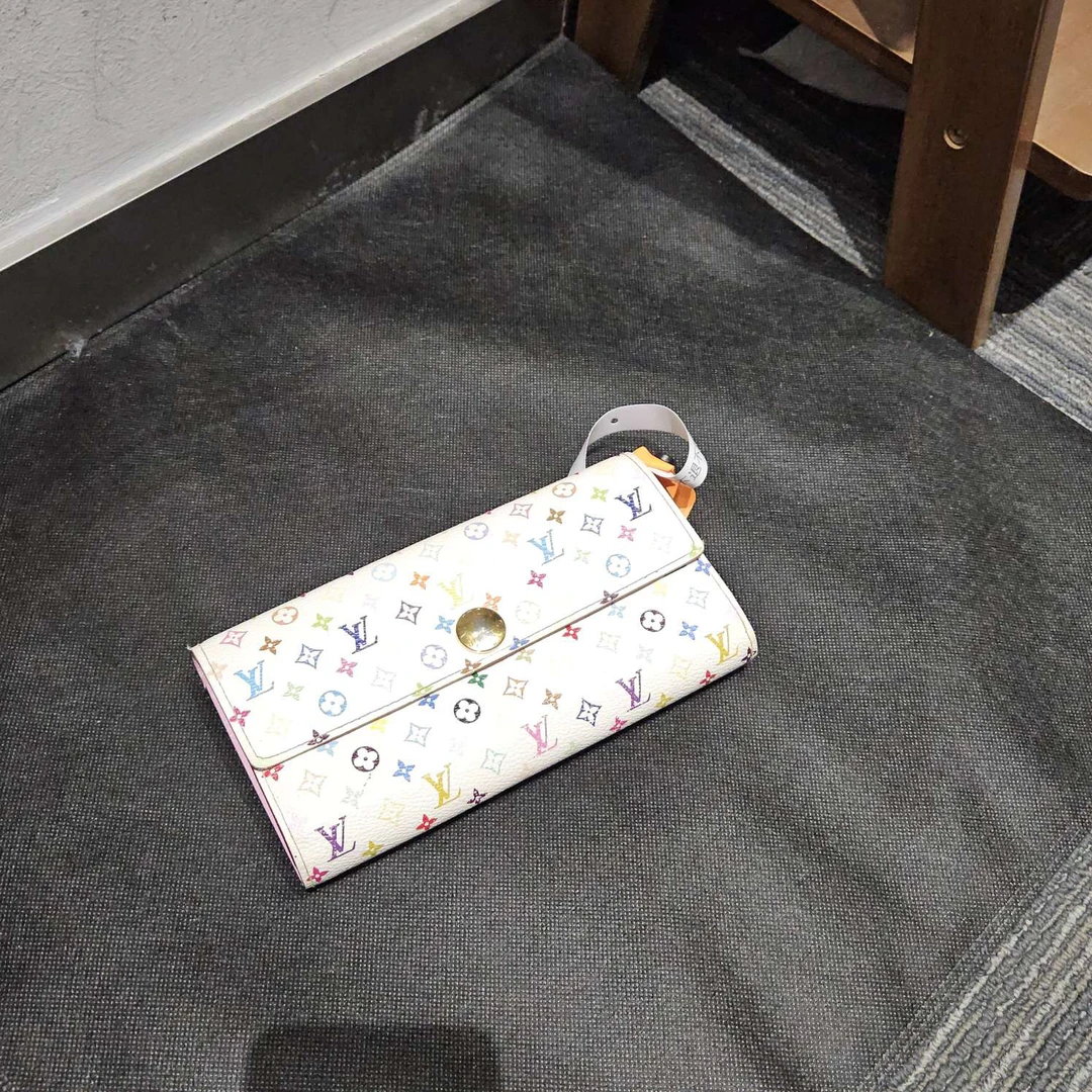 95新 LV lv白三彩钱包/6589780