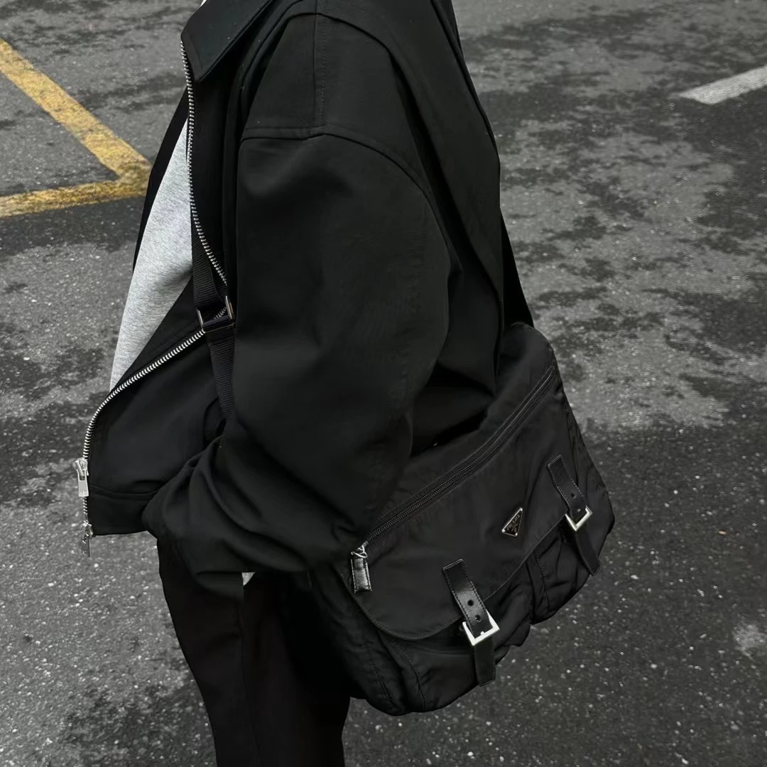 95新 Prada/普拉达 prada邮差单肩包/6742244