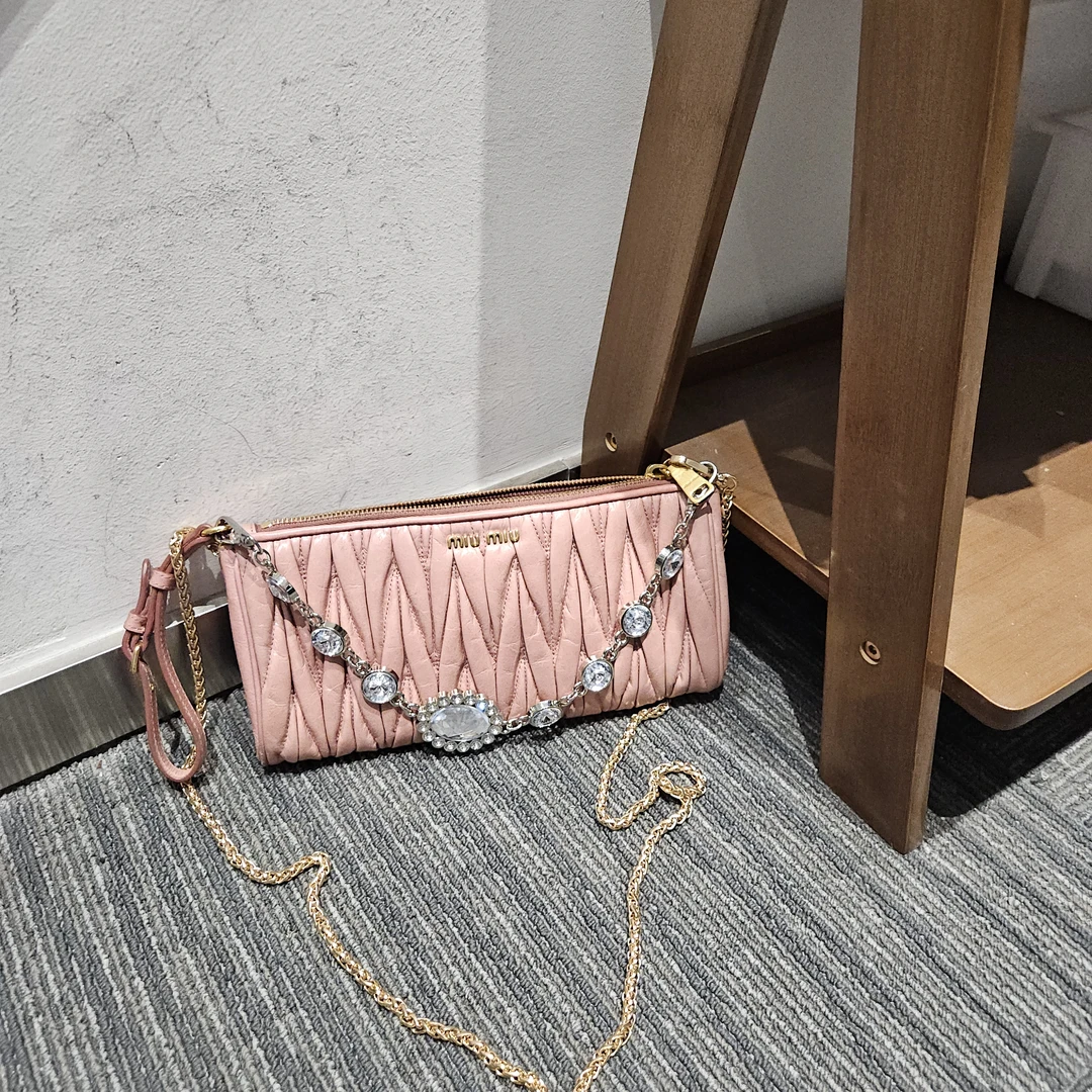 95新 MIU MIU/缪缪 miumiu粉色褶皱手拿包/6619502