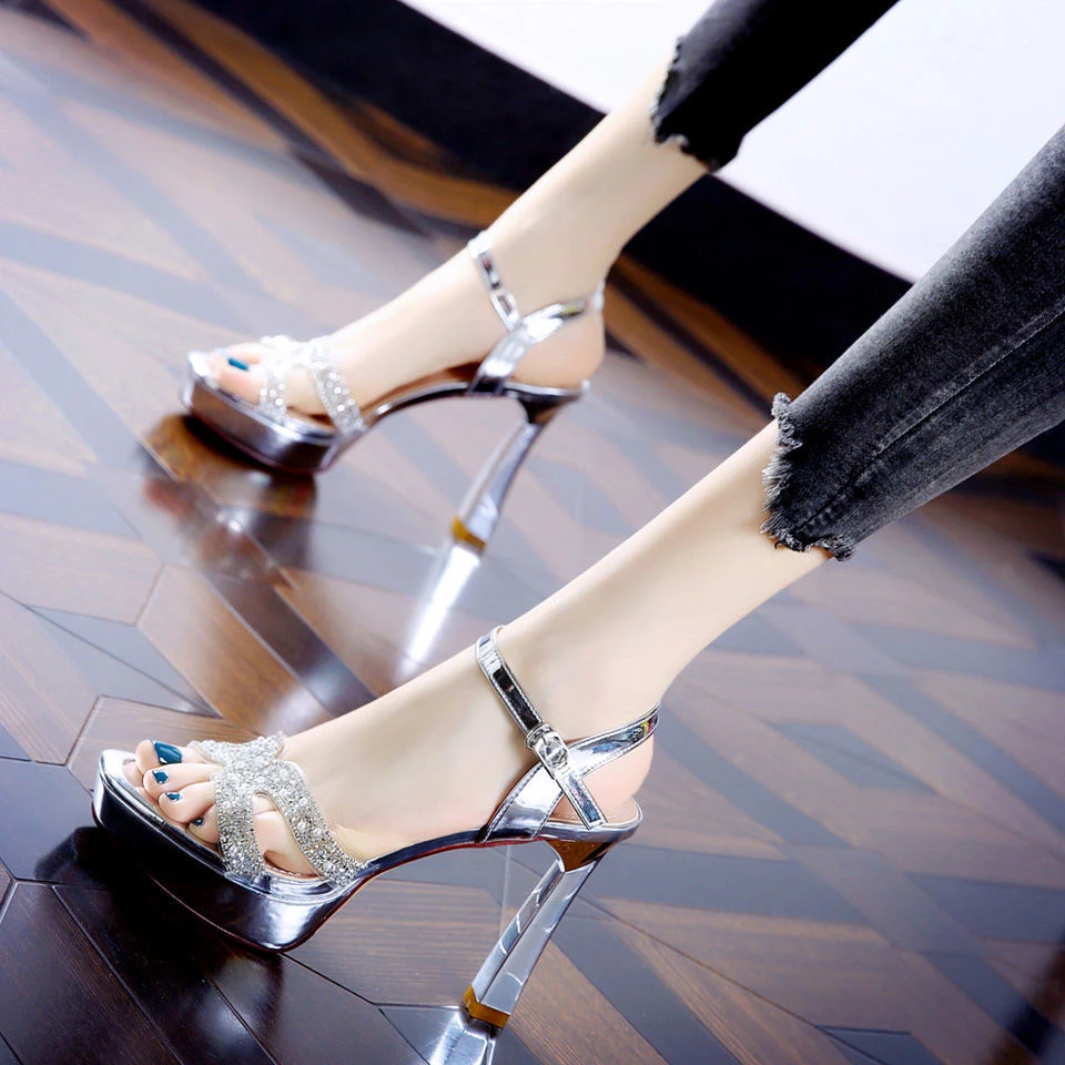 粗跟防水台2024年新款网红露趾女凉鞋性感珍珠网红一字扣带高跟鞋