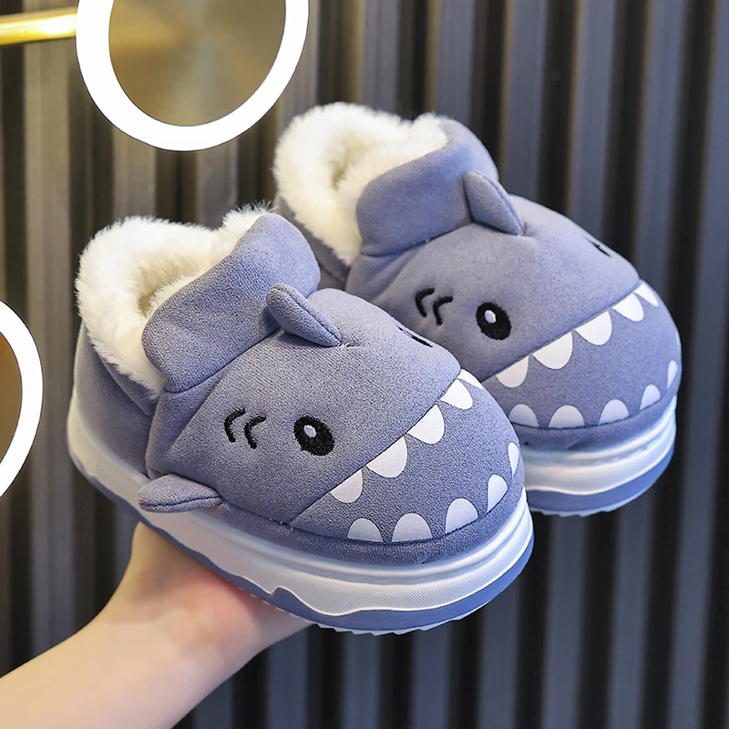 2024新款儿童棉拖鞋冬季防滑男童可爱鲨鱼女宝宝加绒包跟保暖棉鞋