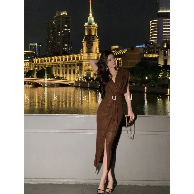 《轻歌曼舞》时髦大气V领不规则收腰显瘦无袖开叉连衣裙