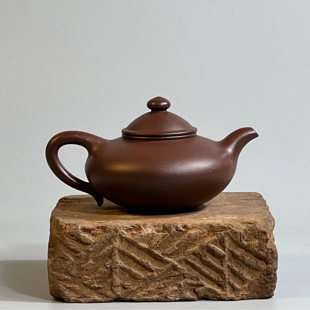 全手工制作，黄龙山原矿紫泥，师徒合作款，扁笠壶，220cc。泡茶器
