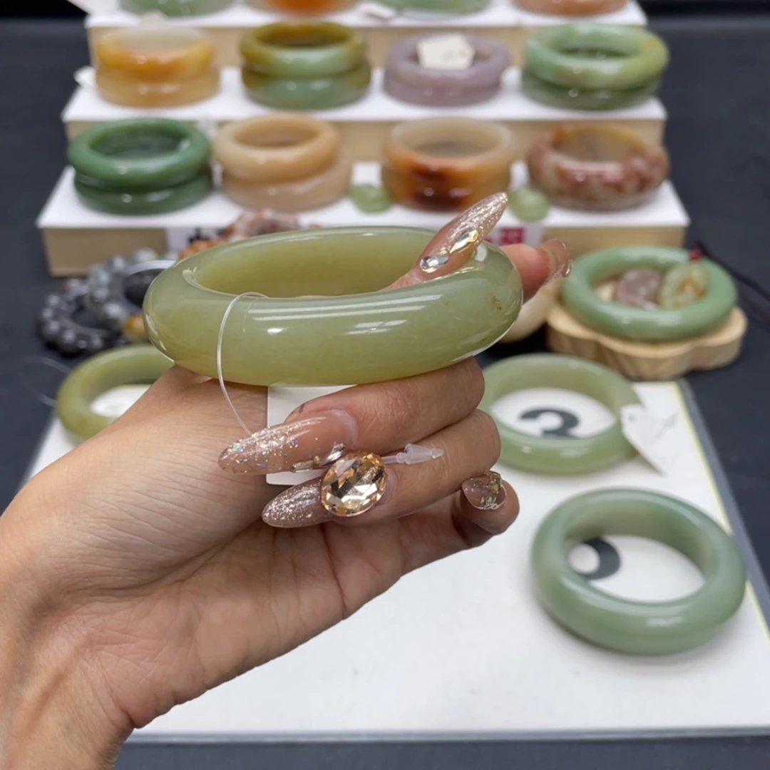 【闪购商品】石英质玉手镯未镶嵌W*。