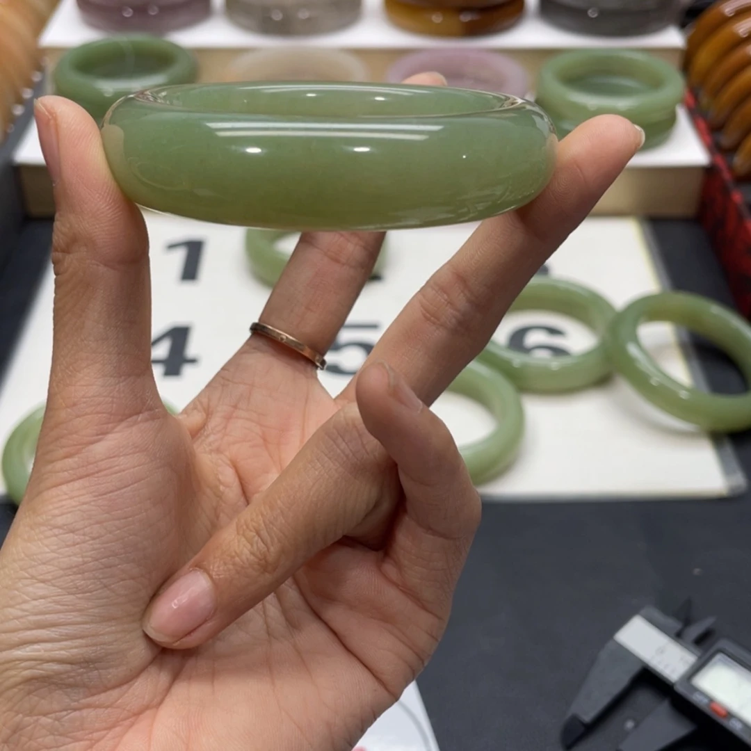 【闪购商品】石英质玉手镯未镶嵌s****<