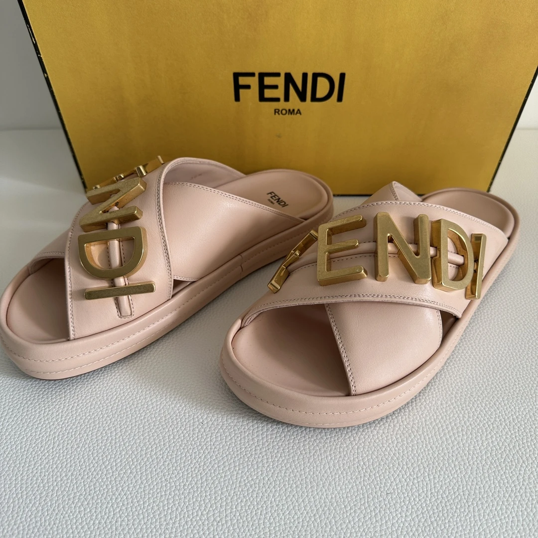 全新未使用 FENDI/芬迪 字母logo裸粉色女士拖鞋