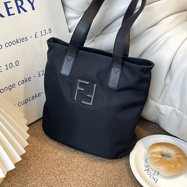 95新 FENDI/芬迪 黑色降落伞托特包