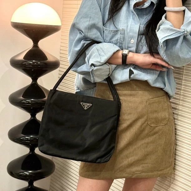 95新 Prada/普拉达 降落伞黑银23底长手提包