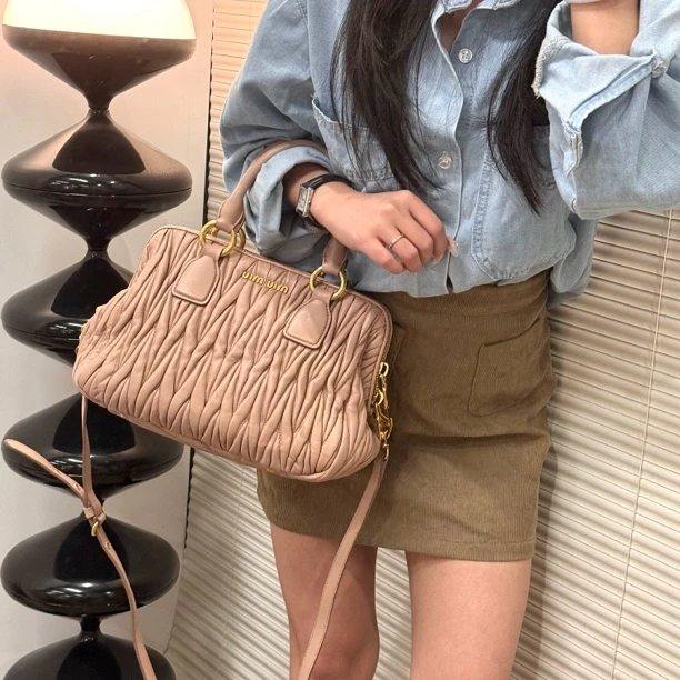 95新 MIU MIU/缪缪 褶皱粉色手提斜挎包