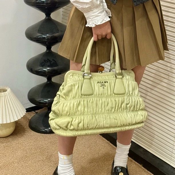 95新 Prada/普拉达 果绿配色褶皱手提包
