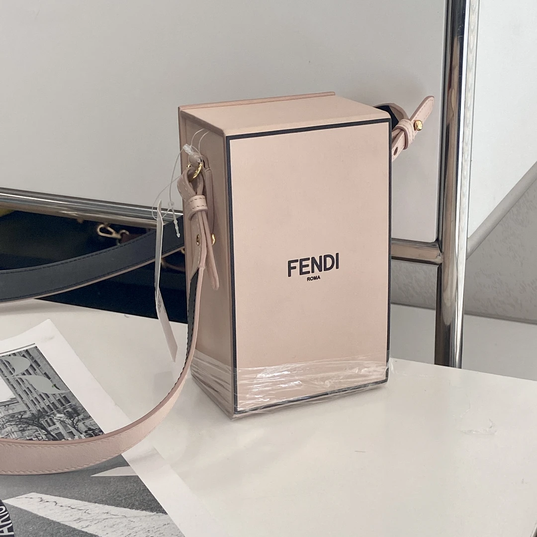 95新 FENDI/芬迪 嫩粉色盒子斜挎包