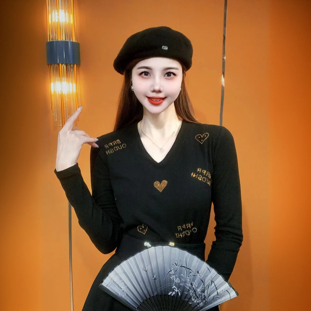 2025秋冬新款镶钻长袖T恤打底衫女内搭流行时尚轻奢黑色百搭气质