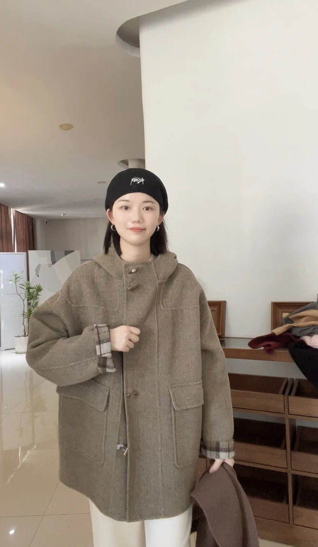 639短款牛角扣连帽款双面绵羊毛大衣女秋冬新款时尚风减龄显瘦