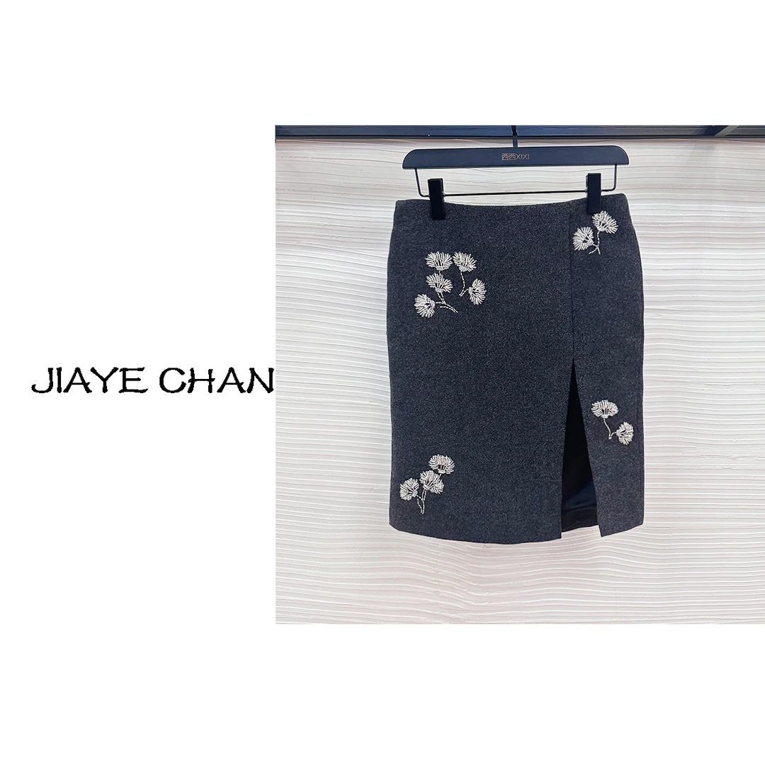 JIAYE CHAN设计感花朵刺绣高腰前开叉半身裙