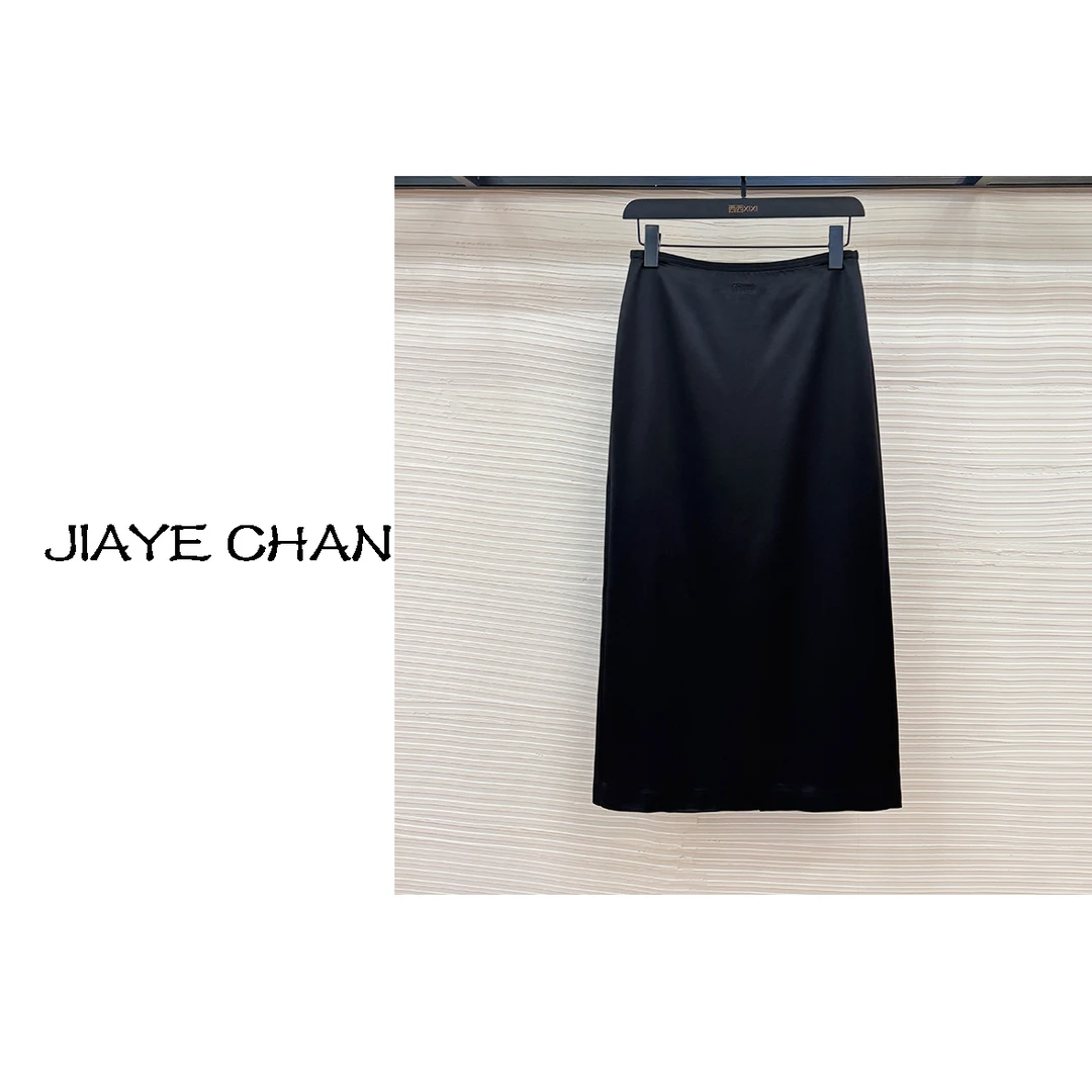 JIAYE CHAN   高级感偏厚后开叉缎面半身裙
