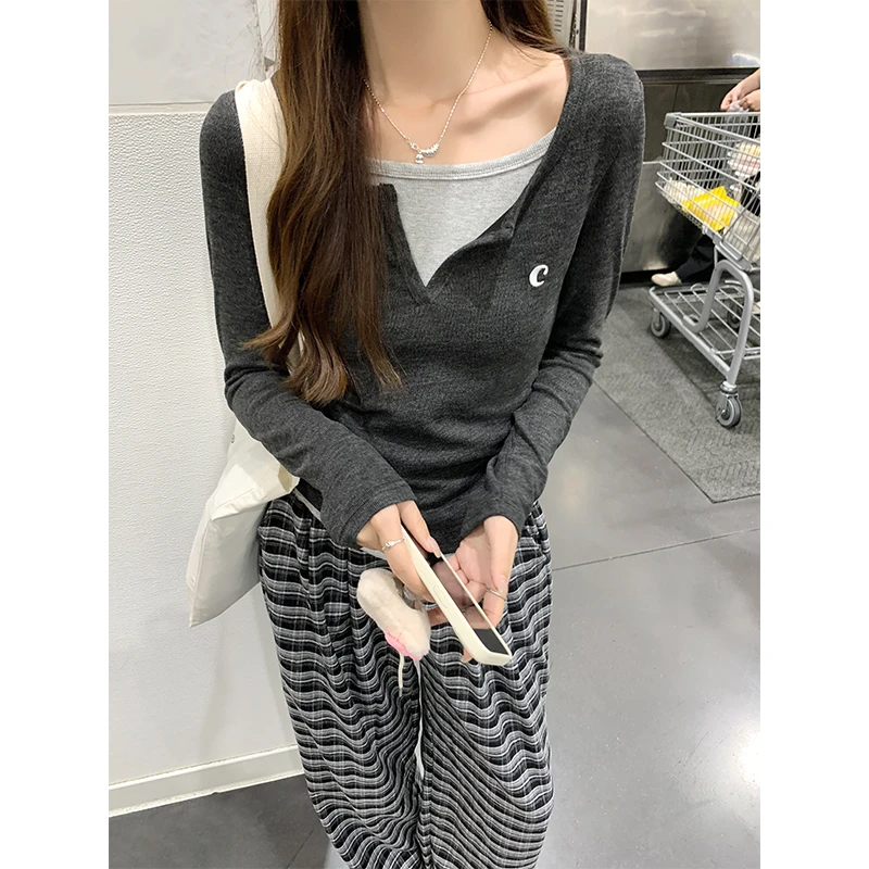 撞色拼接假两件刺绣长袖T恤女早秋季收腰短款小心机锁骨针织上衣