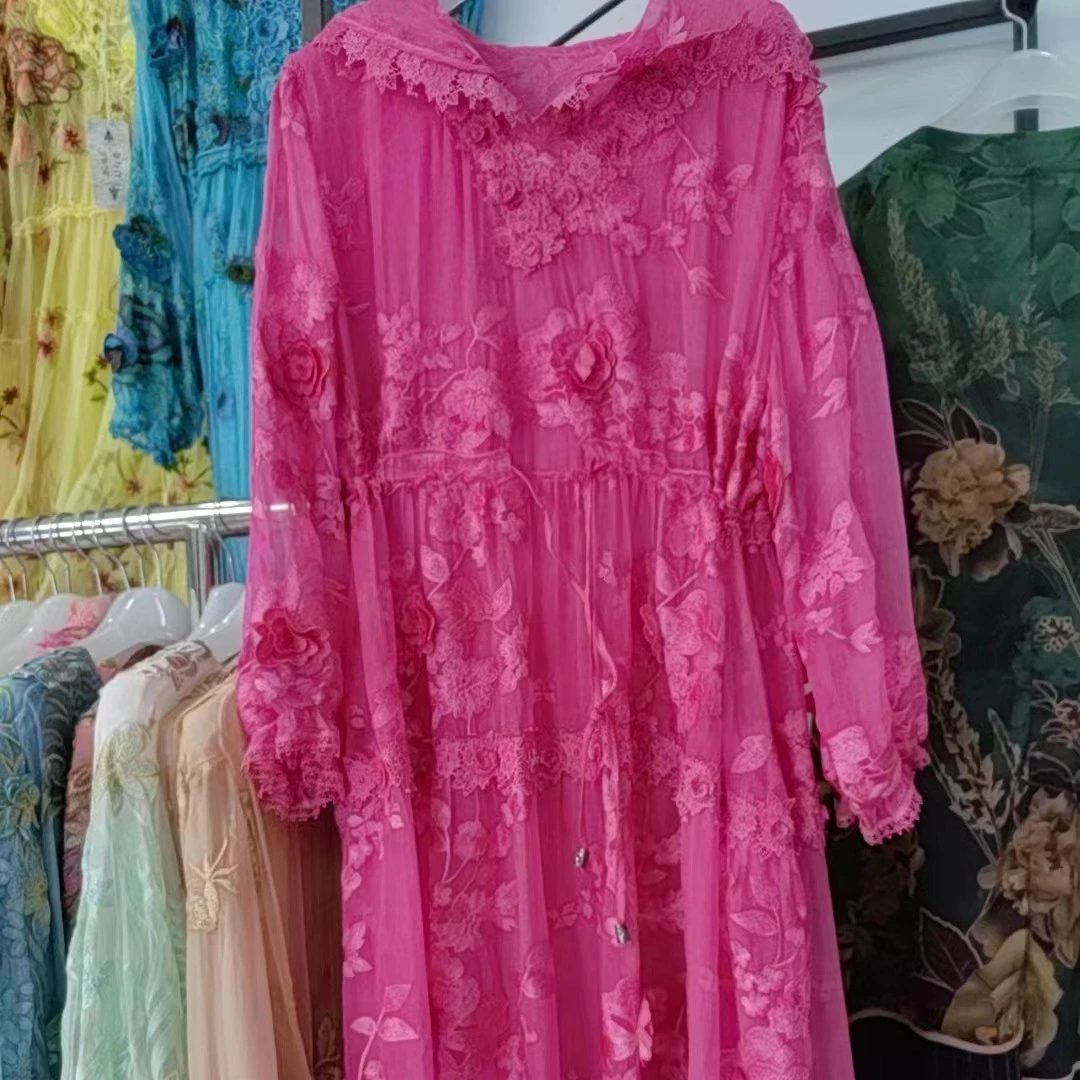 俏佳人中长帽款刺绣连衣裙