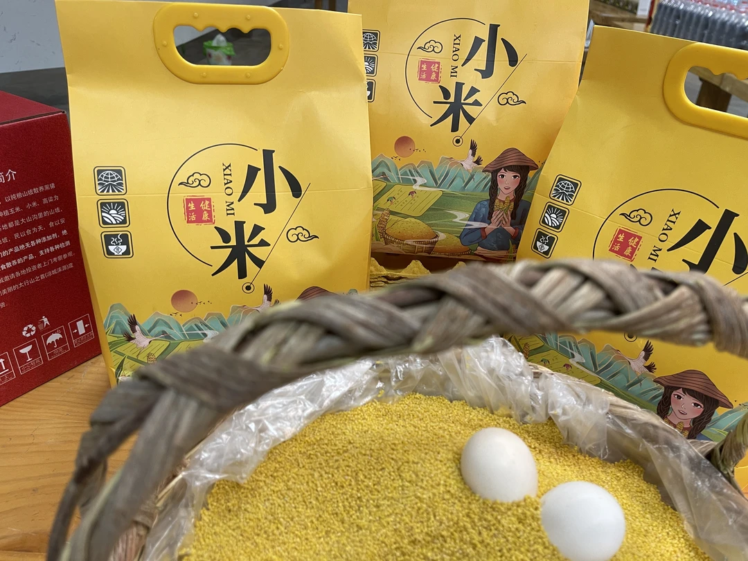 涞源金家井现磨大白谷小米，米香流油，早餐，柴鸡蛋小米粥