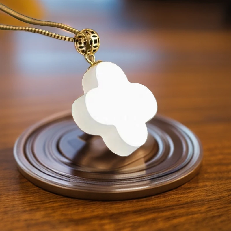 18K金镶嵌天然新疆和田白玉四叶草吊坠女士项链轻奢时尚百搭