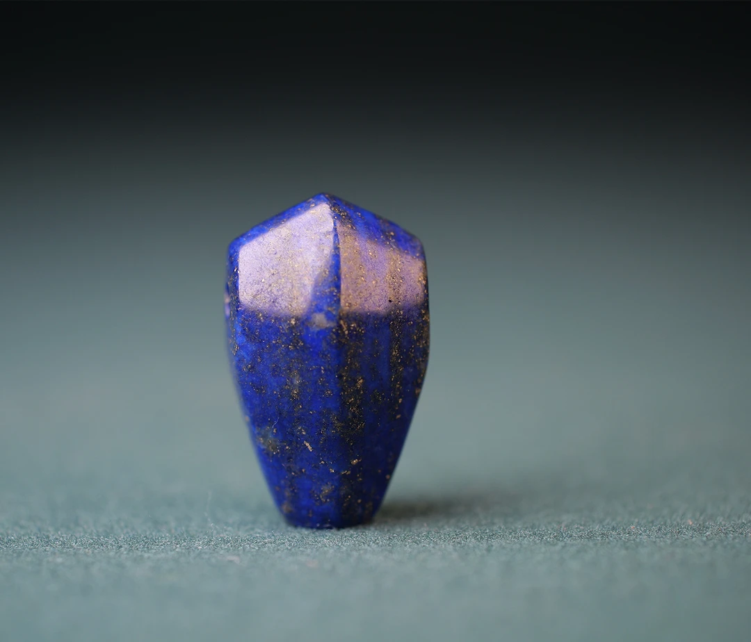 编号321-------青金石鲨鱼背三通配饰大小不一 多样性发其一