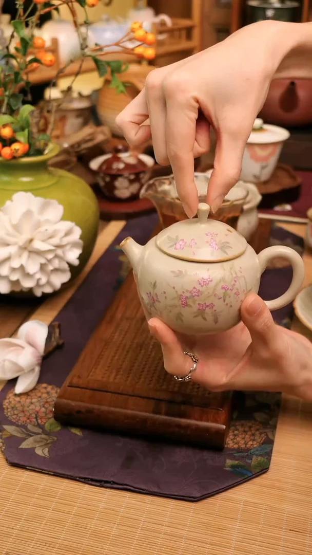 【闪购商品】陶瓷桃花美人尖壶