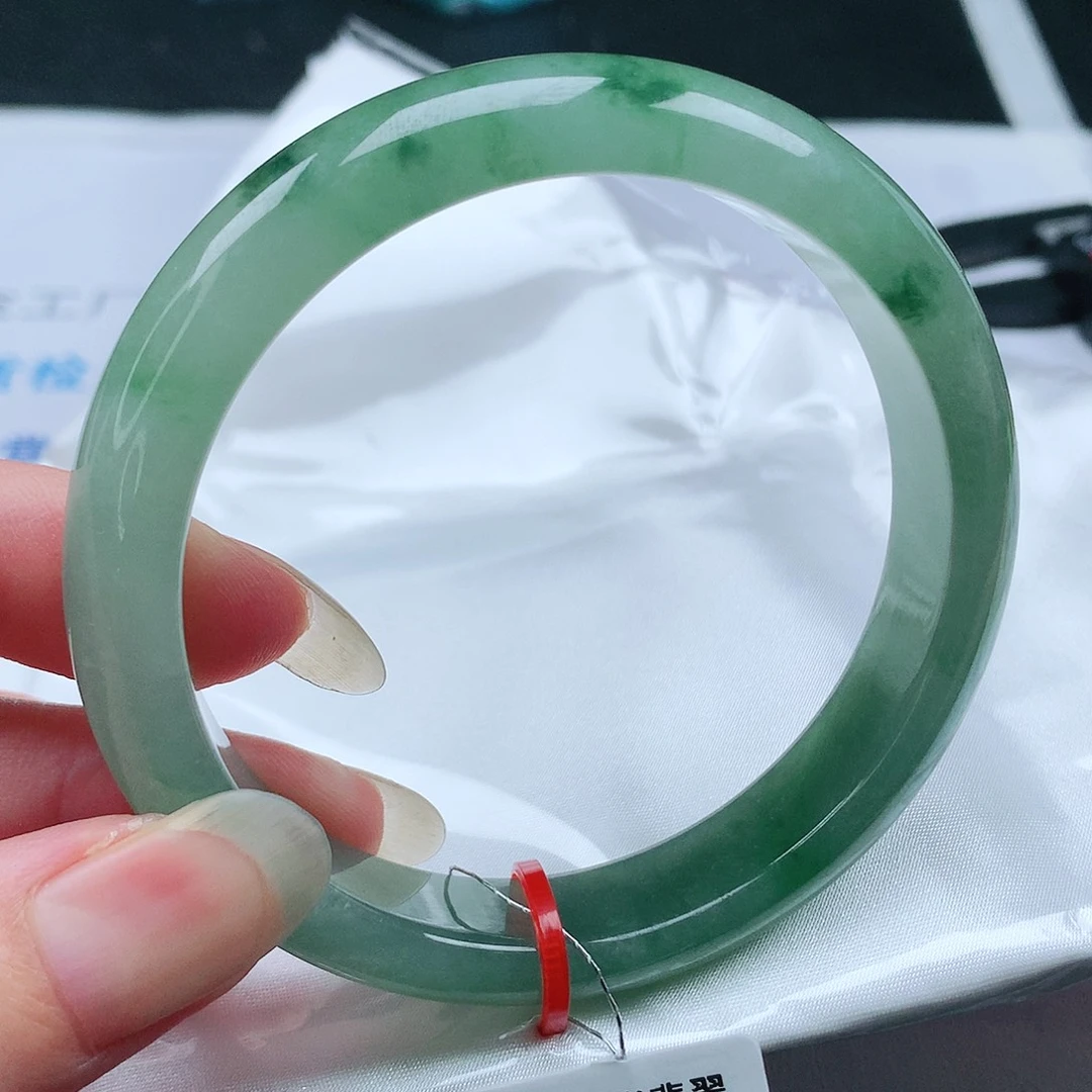 翡翠手镯未镶嵌60圈