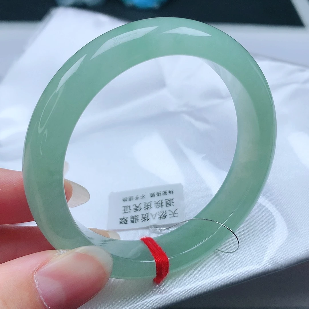 翡翠手镯未镶嵌54圈