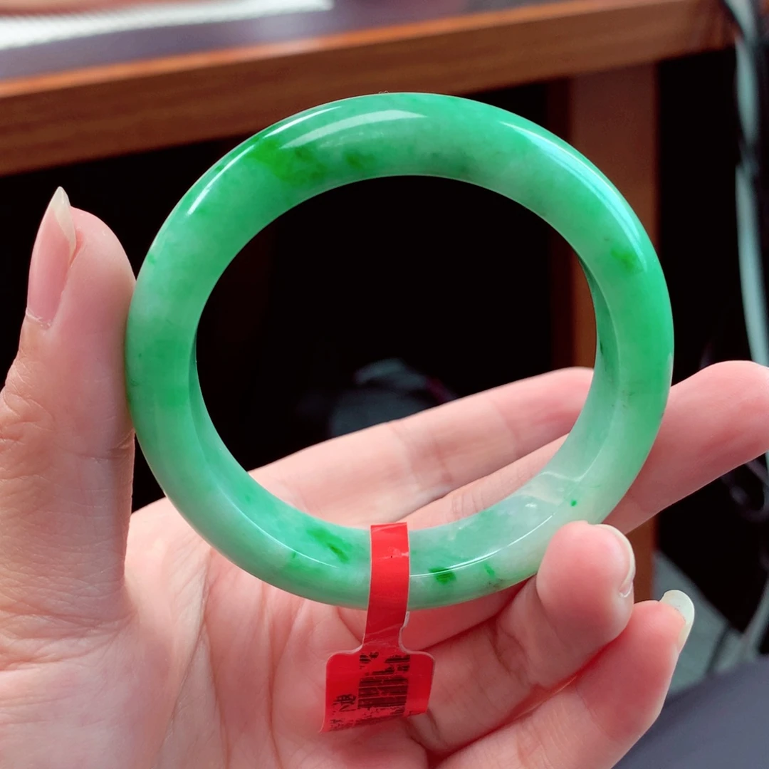 翡翠手镯未镶嵌翡翠