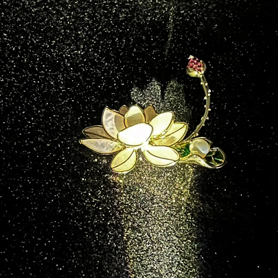 锌合金亚克力胸针 xz4602倾心莲