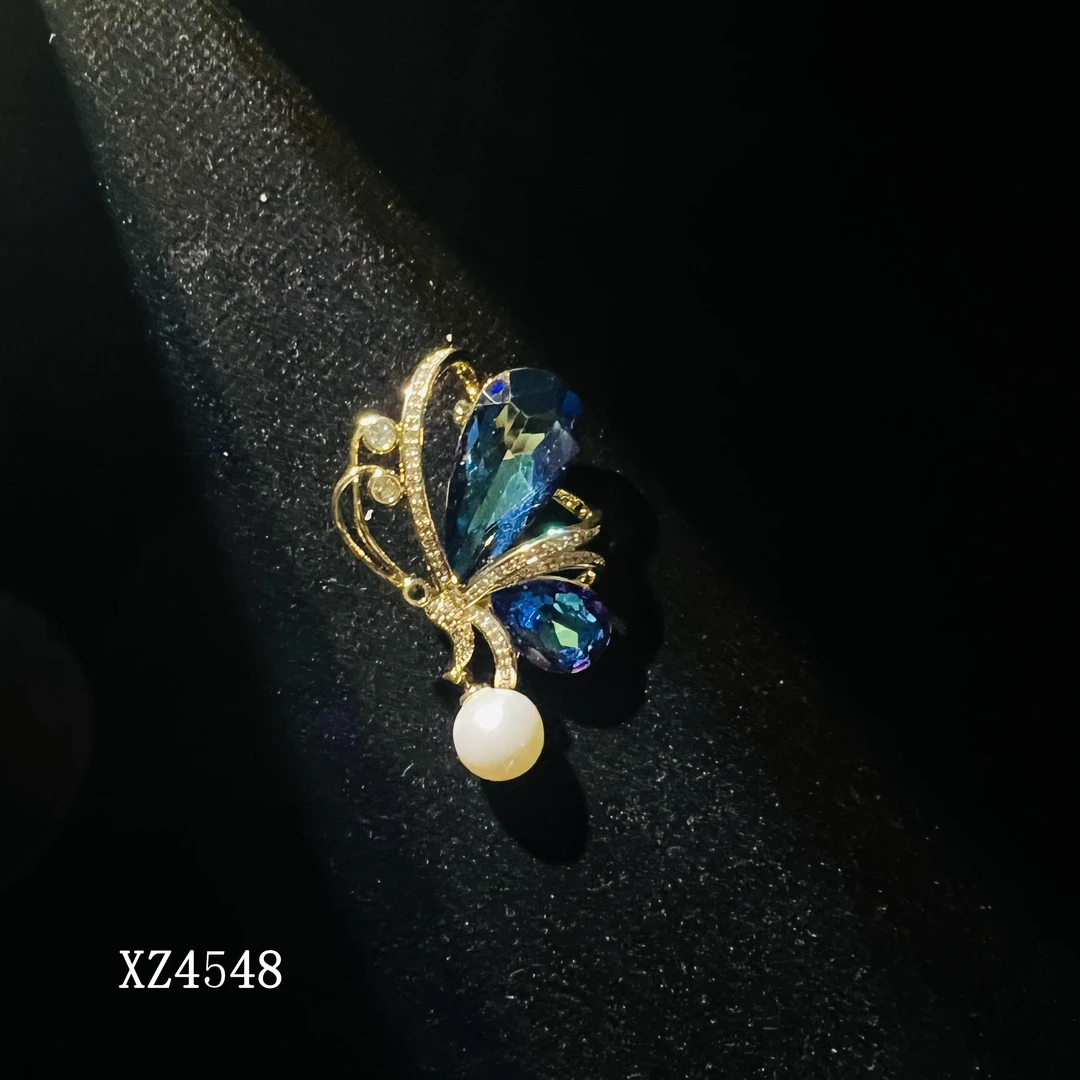 澜瑟 铜合金合成锆石胸针 xz4548冰蓝蝶轻奢时尚百搭古风设计师