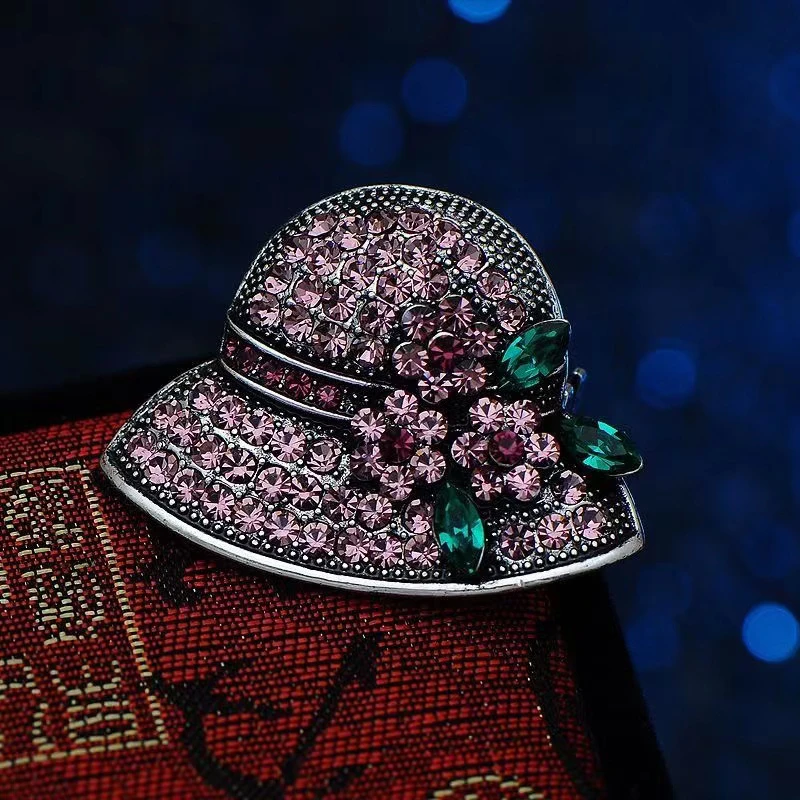 合金仿水晶胸针 精致帽子胸针 粉紫色胸花女配饰韩国奢华大气别针