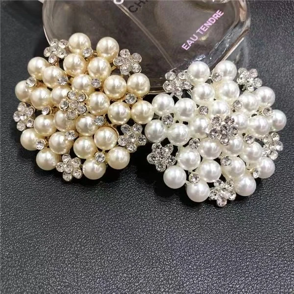 合金仿珍珠胸针 时尚镶钻仿珍珠雪花花朵胸花女百搭衣饰配饰胸针