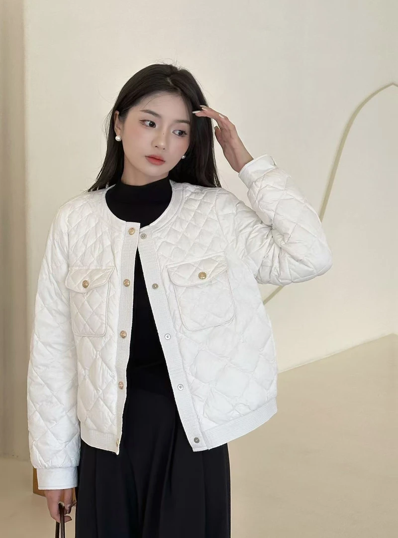 美美推荐2319（卡西姆）杭州高货圆领轻薄菱格短款羽绒服金扣白鸭绒