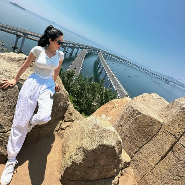 大圆领纯色单排扣弧形收腰显瘦体恤