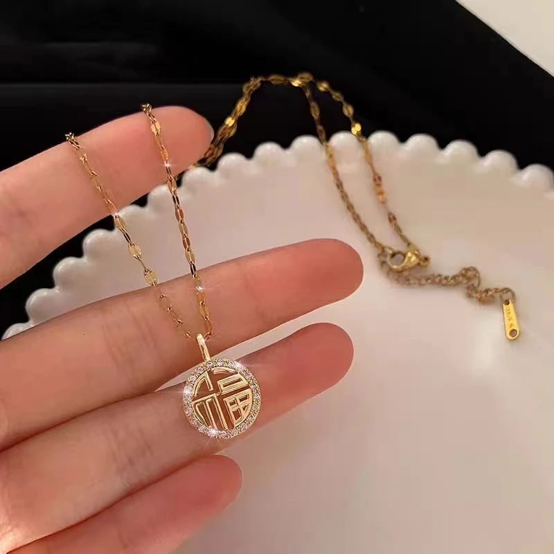 土拉兔 钛钢项链 金色圆牌福字项链女新款简约吊坠小众设计锁骨链