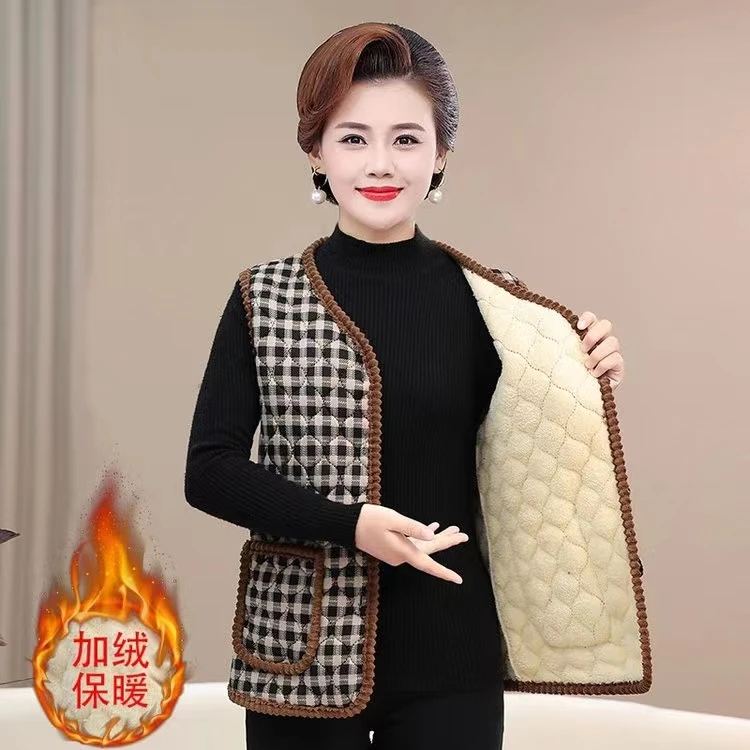 中老年妈妈马甲女秋冬季2023年新款太太格子马夹加绒保暖背心坎肩