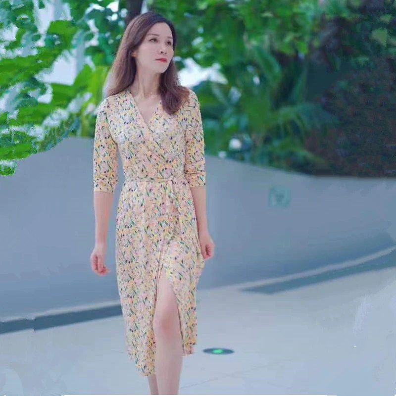 嫣源漫律动莫兰迪气质修身夏季洋气优雅女装连衣裙法式碎花中长款