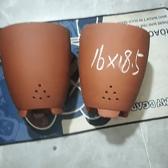 紫砂20CM（含）-50CM（不含）红泥三角两个瑕疵