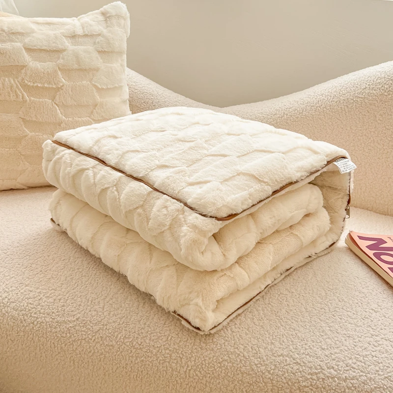 高端轻奢兔毛绒加厚牛奶绒抱枕被可折叠车载多功能午睡毯2025新款