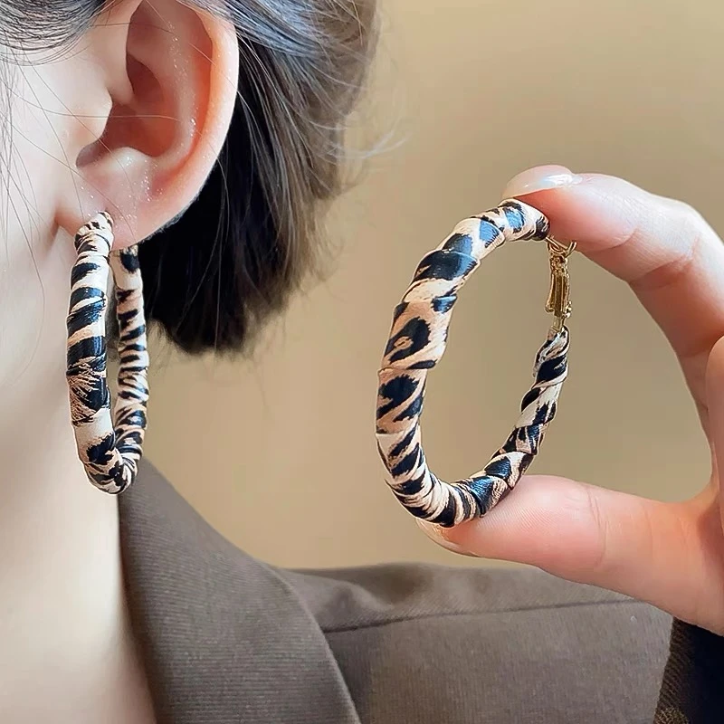 合金皮质耳饰 秋冬复古豹纹圈圈耳环秋冬高级感耳圈独特气质耳饰
