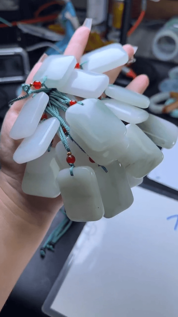 【闪购商品】石英质玉颈饰未镶嵌天山翠无事牌
