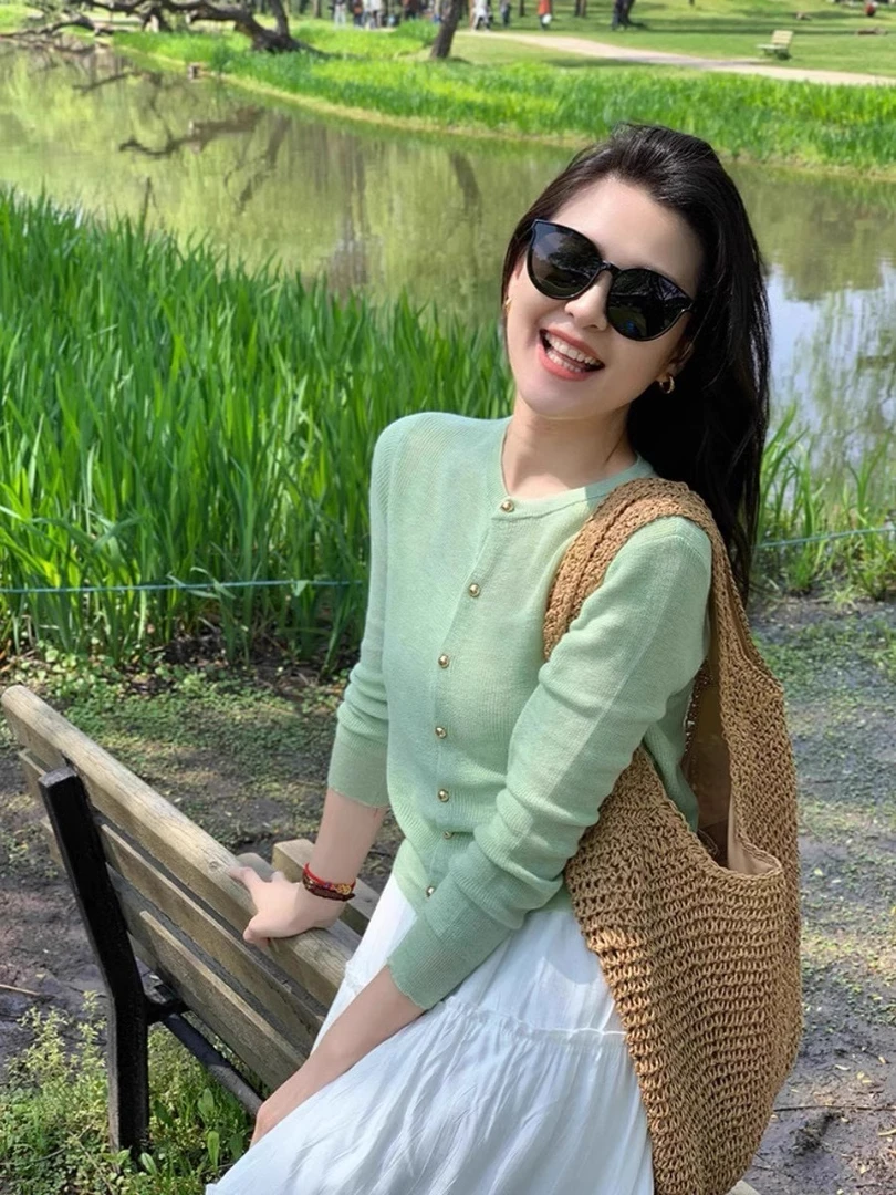 早秋韩系穿搭上衣绿色软糯针织开衫温柔慵懒风短款毛衣外套女春秋