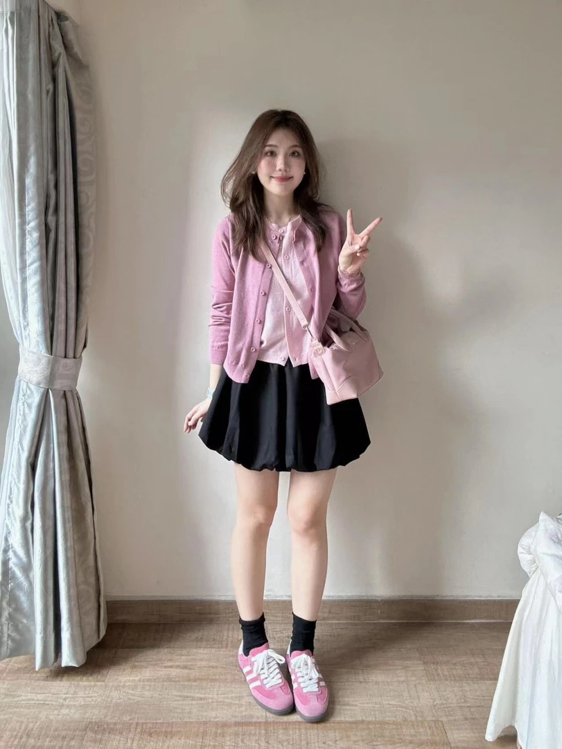 2024新款梅子粉撞色假两件针织开衫搭配黑色半身裙时尚高级感套装