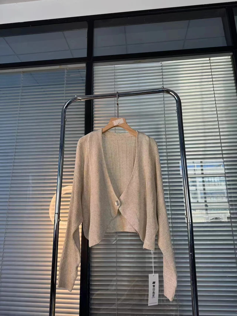 慵懒V领一粒扣镂空气质宽松针织外套 C6018